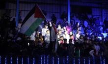 لاعبون فلسطينيون من فريقي النصيرات ورفح يتنافسون خلال مباراة كرة قدم على ملعب نادي خدمات النصيرات، ضمن بطولة غزة الرمضانية، بحضور حشد جماهيري كبير، في مخيم النصيرات بوسط قطاع غزة، بتاريخ 21 فبراير/شباط 2026. تصوير: معز صالحي / apaimages