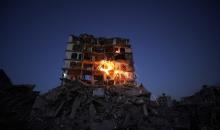 فلسطينيون يُشعلون شرارات من الصوف الفولاذي ( الليف السلكي) خلال شهر رمضان المبارك، وسط أنقاض المباني السكنية التي دُمّرت خلال العدوان الإسرائيلي الذي استمر عامين، في مدينة غزة، 23 فبرايرشباط 2026. صورة عمر أشتوي