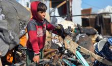 يتفقد فلسطينيون موقع غارة إسرائيلية استهدفت خيامًا في خان يونس، جنوب قطاع غزة، 31 ينايركانون الثاني 2026. صورة طارق محمد  (APA Images).