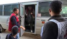 نقلت اللجنة الدولية للصليب الأحمر أربعة أسرى فلسطينيين إلى مستشفى شهداء الأقصى في دير البلح، وسط قطاع غزة، بعد إطلاق سراحهم من قبل القوات الإسرائيلية. ١٩ فبراير/شباط ٢٠٢٦. صورة: أحمد إبراهيم