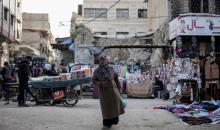 يتسوق الفلسطينيون في أول ليلة من شهر رمضان المبارك  في سوق الزاوية، الواقع في قلب مدينة غزة والذي تضرر بشدة جراء الحرب الإسرائيلية. يعرض الباعة بضائعهم على أكشاك مزينة بالفوانيس والأضواء وأطعمة رمضان. مدينة غزة، 17 فبراير/شباط 2026. تصوير: عمر أشتوي