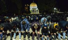 يؤدي الفلسطينيون صلاتي العشاء والتراويح في ساحات المسجد الأقصى في اليوم الخامس من رمضان، القدس، 22 فبراير 2026. صورة من دائرة الأوقاف الإسلامية في القدس.