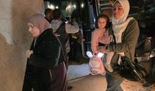 فلسطينيون قادمون من مصر عبر معبر رفح يصلون إلى مستشفى ناصر في خان يونس، قطاع غزة، في 21 فبراير/شباط 2026. صورة: طارق محمد/(APA Images)