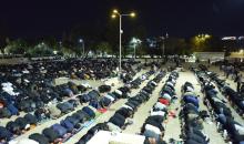 يؤدي الفلسطينيون صلاتي العشاء والتراويح في ساحات المسجد الأقصى في اليوم الثالث من رمضان، القدس، 20 فبراير 2026. صورة من دائرة الأوقاف الإسلامية في القدس.