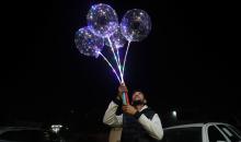 يبيع الباعة الفلسطينيون الطعام وغيره من السلع في سوق بمدينة غزة خلال اليوم الخامس من شهر رمضان المبارك، 22 فبراير/شباط 2026. تصوير: عمر أشتوي