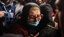 فلسطينيون قادمون من معبر رفح يصلون، في حافلة تحمل شعار الأمم المتحدة، إلى مستشفى ناصر في خان يونس جنوب قطاع غزة، في 2 فبراير/شباط 2026. صورة: عمر أشتوي