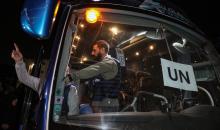 فلسطينيون قادمون من معبر رفح يصلون، في حافلة تحمل شعار الأمم المتحدة، إلى مستشفى ناصر في خان يونس جنوب قطاع غزة، في 2 فبراير/شباط 2026. صورة: عمر أشتوي