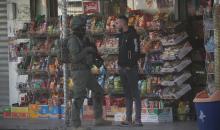 نفّذت قوات الجيش الإسرائيلي مداهمات ودوريات في شوارع مخيم عسكر للاجئين، شرق نابلس في الضفة الغربية، ٢٢ فبراير/شباط ٢٠٢٦. صورة: محمد ناصر