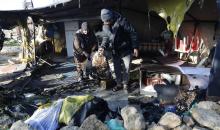 يتفقد فلسطينيون الأضرار التي لحقت بمنازلهم وممتلكاتهم في تجمع سوسيا، جنوب الخليل، عقب هجمات شنها مستوطنون يهود الليلة الماضية. الخليل، الضفة الغربية، 25 فبراير/شباط 2026. تصوير: مأمون وزواز