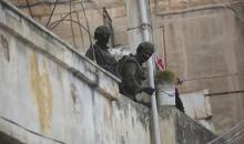 اقتحمت قوات الجيش الإسرائيلي مدينة نابلس، وداهمت العديد من المنازل وسط انتشار واسع النطاق في المنطقة وإطلاق قنابل الغاز المسيل للدموع، مما أسفر عن إصابة عدد من المواطنين بالاختناق. نابلس، الضفة الغربية، 26 فبرايرشباط 2026. صورة محمد ناصر