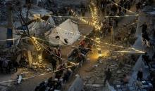 يتجمع الفلسطينيون بين المنازل المدمرة لتناول وجبة الإفطار معًا خلال شهر رمضان المبارك في شمال قطاع غزة، 22 فبراير/شباط 2026. صورة: عمر أشتوي