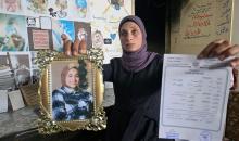 الأم تحرير أبو ماضي تنتظر تأكيدا رسميا بشأن مصير ابنتها ملك، خان يونس، جنوب قطاع غزة، 9 فبراير/شباط 2026. صورة: طارق محمد