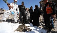 تحاول فرق الدفاع المدني الفلسطيني، بالتنسيق مع اللجنة الدولية للصليب الأحمر، انتشال جثث عائلتي عيادة وغنيم من تحت أنقاض منزل عائلة غباين، في بيت لاهيا، شمال قطاع غزة. 22 فبراير/شباط 2026. صورة: عمر أشتوي