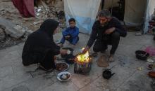 عائلة فلسطينية نازحة من بيت حانون تفطر في ثاني أيام رمضان في خيمة متداعية وسط أنقاض مسجد الحساينة على شاطئ مدينة غزة.19 فبراير/شباط 2026. تصوير: عمر أشتوي