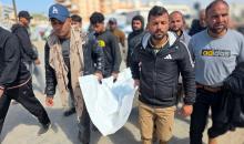 شُيّع جثمان أسامة أحمد عبد العزيز النجار (46 عامًا) في مستشفى ناصر بخان يونس، وذلك خلال مراسم الدفن. وكان النجار قد قُتل في غارة جوية إسرائيلية بطائرة مسيرة في منطقة قزان النجار، جنوب خان يونس، 21 فبراير/شباط 2026. (صورة: طارق محمد)