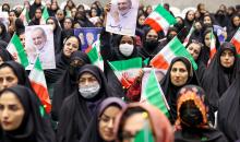 الرئيس الإيراني مسعود بيزشكيان يلتقي حشوداً من الناس في جنوب محافظة سيستان وبلوشستان، إيران، في 9 يناير 2025. صورة من مكتب الرئاسة الإيرانية