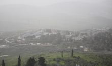 تجمعت حافلات إسرائيلية داخل مستوطنة شافي شومرون لحضور مراسم غرس الأشجار بمناسبة عيد