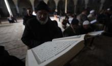 يُحيي الفلسطينيون أول أيام شهر رمضان المبارك في جامع السيد هاشم التاريخي بوسط مدينة غزة، ١٨ فبراير ٢٠٢٦. تصوير: عمر أشتوي