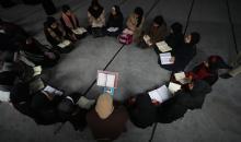 أطفال فلسطينيون يتلون ويحفظون القرآن الكريم داخل الجامع العمري الكبير في مدينة غزة خلال شهر رمضان. وقد تضرر الجامع العمري القديم بشدة جراء الهجمات الإسرائيلية خلال حرب غزة في 26 فبراير/شباط 2026. صورة: عمر أشتوي