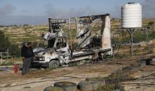 يتفقد فلسطينيون الأضرار التي لحقت بمنازلهم وممتلكاتهم في تجمع سوسيا، جنوب الخليل، عقب هجمات شنها مستوطنون يهود الليلة الماضية. الخليل، الضفة الغربية، 25 فبراير/شباط 2026. تصوير: مأمون وزواز