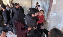 نقلت اللجنة الدولية للصليب الأحمر ثمانية أسرى فلسطينيين إلى مستشفى شهداء الأقصى في دير البلح، وسط قطاع غزة، بعد إطلاق سراحهم من قبل القوات الإسرائيلية. ٢٦ فبراير/شباط ٢٠٢٦. صورة: أحمد إبراهيم