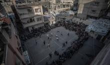 يشارك شبان وأطفال فلسطينيون في مباريات كرة الطائرة ضمن ما يُسمى دوري الحي في مخيم البريج للاجئين وسط قطاع غزة، في محاولة لإحياء الأنشطة الرياضية بعد ما يقرب من عامين من الحرب، 27 فبراير/شباط 2026. تصوير: رمزي أبو عامر