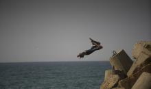 يسبح أطفال قرب ميناء غزة المدمر، في مشهد يعكس تمسكهم بلحظات الفرح رغم الدمار المحيط بهم. يُعدّ البحر في غزة المتنفس الوحيد لسكانها الذين يواجهون آثار الحرب والنزوح، والذين يعيشون في خيام تفتقر لأبسط مقومات الحياة، ١٢ فبراير ٢٠٢٦. تصوير: عمر أشتوي