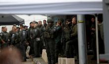 فلسطينيون يعبرون نقطة تفتيش إسرائيلية، وهي نقطة عبور ضرورية لمغادرة مدينة بيت لحم في الضفة الغربية والوصول إلى المسجد الأقصى في القدس لأداء صلاة الجمعة الثانية من شهر رمضان، ٢٧ فبراير/شباط ٢٠٢٦. تصوير: مأمون وزواز