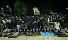 يؤدي الفلسطينيون صلاتي العشاء والتراويح في ساحات المسجد الأقصى في اليوم السادس من رمضان، القدس، 23 فبراير 2026. صورة من دائرة الأوقاف الإسلامية في القدس.