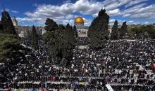 أدى الفلسطينيون صلاة الجمعة الثانية من شهر رمضان في المسجد الأقصى بالقدس. ووفقًا لدائرة الأوقاف الإسلامية، حضر الصلاة 100 ألف مصلٍّ رغم القيود الإسرائيلية المفروضة على الفلسطينيين، 27 فبراير/شباط 2026.