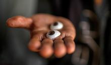 الفلسطيني لؤي أسامة صبح، 27 عامًا، أصيب بإعاقات دائمة وفقد بصره تمامًا جراء هجمات إسرائيلية، يكافح من أجل مواصلة حياته اليومية داخل خيمته في مدينة غزة في 11 فبراير/شباط 2026. صورة: عمر أشتوي