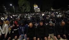 يؤدي الفلسطينيون صلاتي العشاء والتراويح في ساحات المسجد الأقصى في اليوم الرابع من رمضان، القدس، 21 فبراير 2026. صورة من دائرة الأوقاف الإسلامية في القدس.