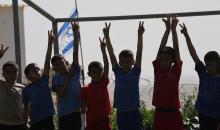 يواجه ملعب للأطفال في خربة أم الخير، وهي قرية بدوية تقع جنوب الضفة الغربية، خطر الهدم بعد تلقي إشعار رسمي من الجيش الإسرائيلي.   23 فبراير/شباط 2026. تصوير: مأمون وزواز