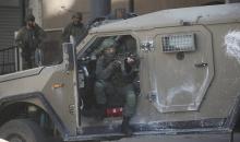 نفّذت قوات الجيش الإسرائيلي مداهمات ودوريات في شوارع مخيم عسكر للاجئين، شرق نابلس في الضفة الغربية، ٢٢ فبراير/شباط ٢٠٢٦. صورة: محمد ناصر