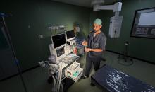 أطباء أجانب، ضمن وفد طبي وصل إلى قطاع غزة، يقدمون خدماتهم ويجرون عمليات جراحية للجرحى، ويتبادلون خبراتهم مع الأطباء والممرضين في مجمع ناصر الطبي بخان يونس،١٥ فبراير/شباط ٢٠٢٦. صورة: محمد سلامة  (APA Images)