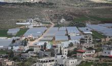 مناظر عامة تُبرز جمال قرية طمون، شمال وادي الأردن قرب طوباس في الضفة الغربية، 4 فبراير 2026. تظهر في الصور ألواح الطاقة الشمسية وأنظمة التدفئة الزراعية. تصوير: محمد ناصر