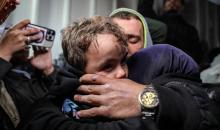 فلسطينيون قادمون من معبر رفح يصلون، في حافلة تحمل شعار الأمم المتحدة، إلى مستشفى ناصر في خان يونس جنوب قطاع غزة، في 2 فبراير/شباط 2026. صورة: عمر أشتوي