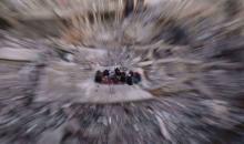 عائلة فلسطينية تتناول إفطارها خلال شهر رمضان على سطح منزلها الذي دمره قصف جوي إسرائيلي خلال حرب غزة في 27 فبراير/شباط 2026. صورة: عمر أشتوي