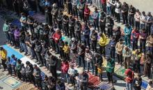 يؤدي المصلون الفلسطينيون صلاة الجمعة خلال شهر رمضان المبارك في مدرسة صلاح الدين، التي حُوِّلت إلى مأوى للفلسطينيين النازحين في ظل الحرب الإسرائيلية الحماسية، بمدينة غزة، يوم الجمعة 20 فبرايرشباط 2026. تصوير عمر أشتوي