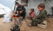 يعيش الفلسطينيون النازحون، وسط الأنقاض في خيام مؤقتة نُصبت في مخيم النصيرات للاجئين وسط قطاع غزة، في ظروف معيشية مزرية ونقص حاد في الاحتياجات الأساسية. ١ فبراير ٢٠٢٦. صورة: معز صالحي