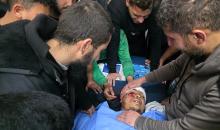 وصل جثمان فلسطيني وعدد من الجرحى إلى مجمع ناصر الطبي بعد أن استهدفت طائرة استطلاع إسرائيلية خيمة تأوي نازحين في خان يونس، جنوب قطاع غزة، في 27 فبراير/شباط 2026