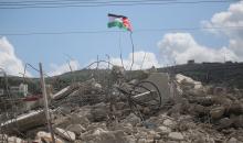 فلسطينيون يتفقدون منزلاً بعد هدمه على يد قوات الجيش الإسرائيلي في قرية عنزة، جنوب جنين بالضفة الغربية. ٢٥ فبراير ٢٠٢٦. صورة: محمد ناصر