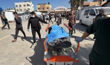 نُقلت جثامين اثنين من الفلسطينيين الثلاثة، بينهم امرأة، الذين قضوا نحبهم في هجمات شنها الجيش الإسرائيلي على قرية مصدر، إلى مستشفى شهداء الأقصى في دير البلح، وسط قطاع غزة، في 10 فبراير/شباط 2026. (صورة: أحمد إبراهيم)