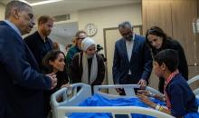 الأمير هاري وزوجته يزوران جرحى فلسطينيين في الأردن.jpg