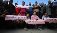 نظمت عائلات فلسطينية نازحة، تعيش وسط الأنقاض في حي الزيتون بمدينة غزة، احتجاجًا للمطالبة بتوفير المياه والغذاء والرعاية الصحية والتعليم للنازحين، ووقف الهجمات الإسرائيلية المستمرة ضدهم. مدينة غزة، 25 فبرايرشباط 2026. تصوير عمر أشتوي