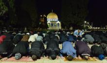 يؤدي الفلسطينيون صلاتي العشاء والتراويح في ساحات المسجد الأقصى في اليوم الخامس من رمضان، القدس، 22 فبراير 2026. صورة من دائرة الأوقاف الإسلامية في القدس.