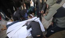 ودّع فلسطينيون جثماني مواطنين اثنين في مستشفى الشفاء بمدينة غزة. استشهد الرجلان في هجوم إسرائيلي استهدف مجموعة من المدنيين قرب حديقة المحطة في شارع يافا، شرق مدينة غزة، في 26 فبراير/شباط 2026. (صورة: عمر أشتوي)