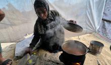 تلجأ العائلات الفلسطينية والباعة إلى استخدام الحطب والخشب لإعداد الطعام بسبب نقص غاز الطهي، خان يونس، جنوب قطاع غزة، 24 فبراير/شباط 2026.تصوير: طارق محمد/ (APA Images).