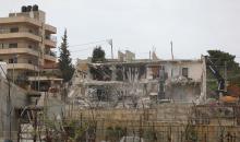 يتفقد فلسطينيون الأضرار التي لحقت بمبنى من ثلاثة طوابق بعد أن هدمت القوات الإسرائيلية في قرية الخضر، جنوب بيت لحم في الضفة الغربية. ١٧ فبراير/شباط ٢٠٢٦. صورة: مأمون وزواز