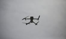 طائرة مسيرة إسرائيلية (كواد كابتر) تحلق في الأجواء قرب حاجز عورتا العسكري، جنوب نابلس في الضفة الغربية. ١٦ فبراير ٢٠٢٦. تصوير: محمد ناصر